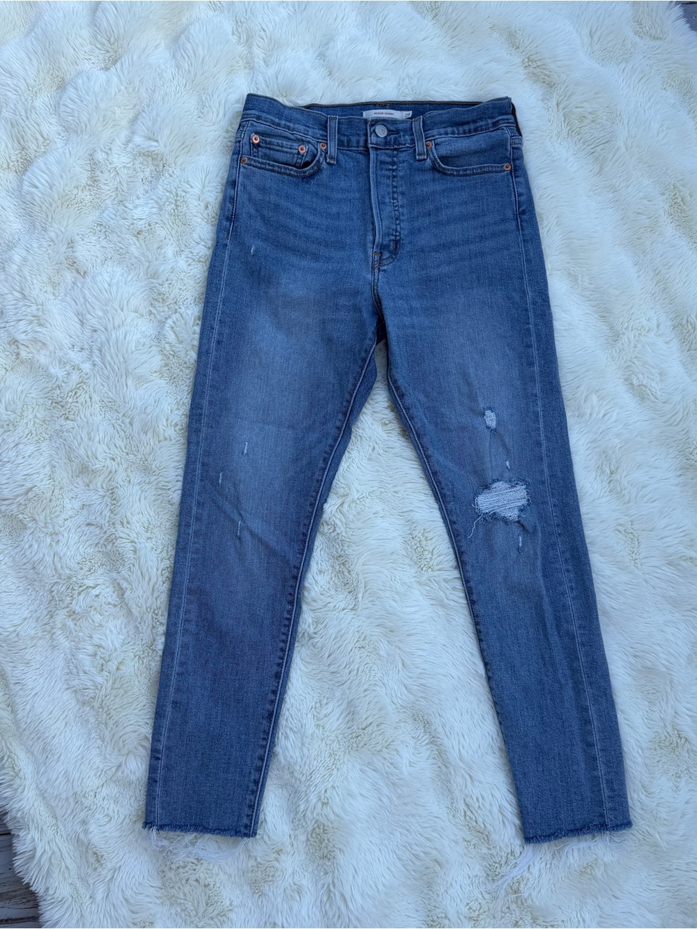 Levi’s high-rise wedgie skinny jeans in medium blue with distressed detail